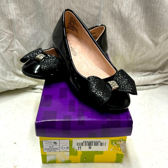 Trinkets little girl Size 11 Blackk shinny shoes with bow - Picture 1 of 8